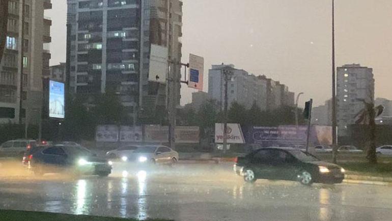 Diyarbakırda sağanak yağış, cadde ve sokakları su bastı