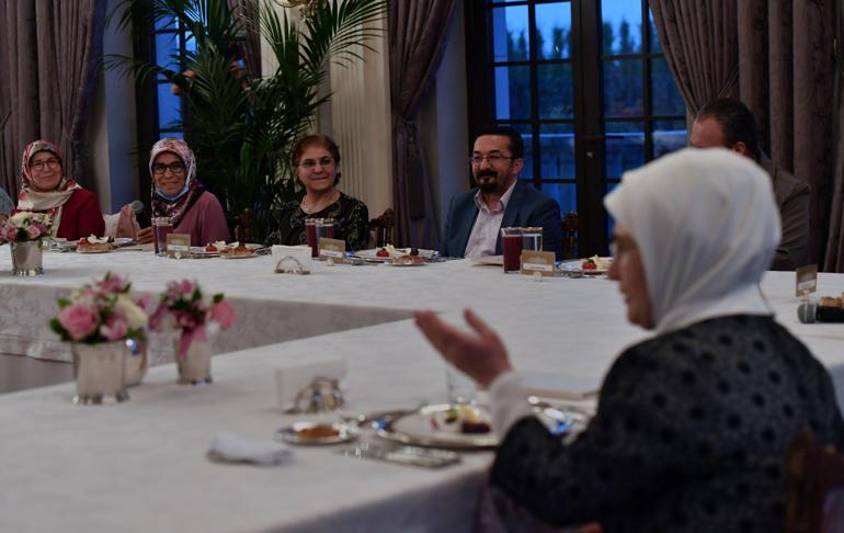 Emine Erdoğan, evde yaşlı ve engelli birey bakımı yapan ailelerle iftarda buluştu