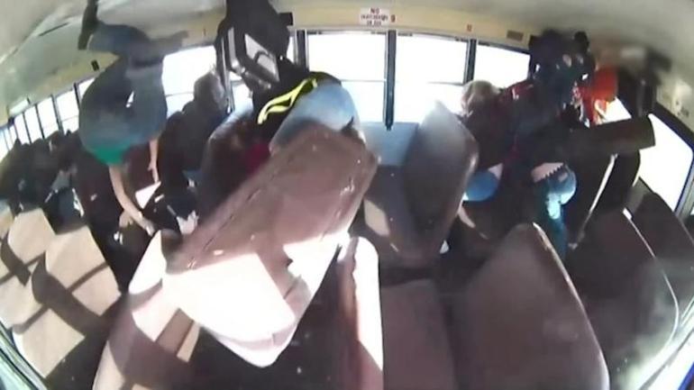Okul otobüsündeki korkunç kaza anı kamerada