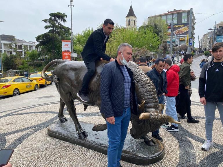 Kadıköy’de restorasyonu tamamlanan boğa heykeli açıldı