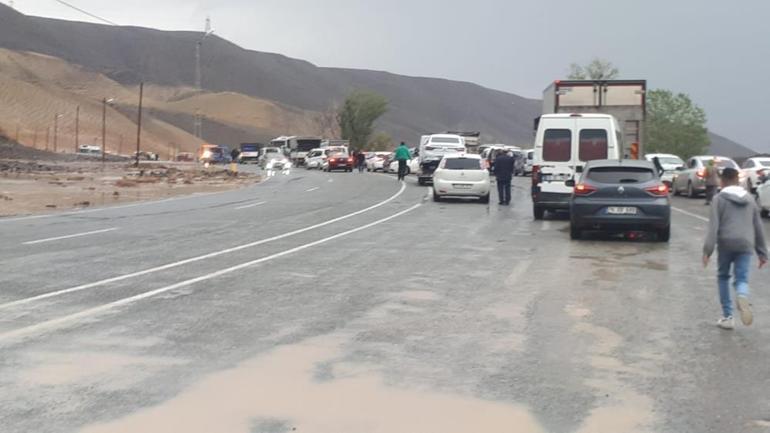 Iğdır-Erzurum yolu heyelan nedeniyle ulaşıma kapandı