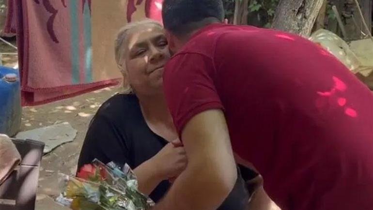 Evde ağlarken bulunan kadına ziyaretçi akını Anneler Gününü kutladılar