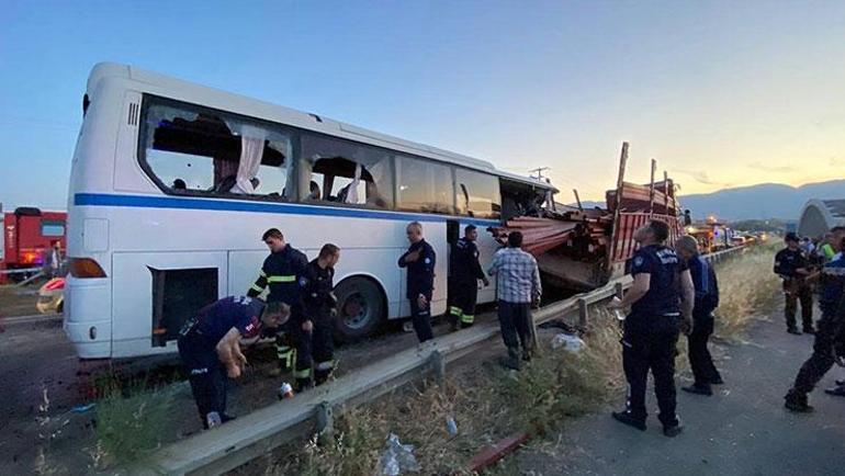 Manisada can pazarı Servis otobüsü demir yüklü kamyona çarptı
