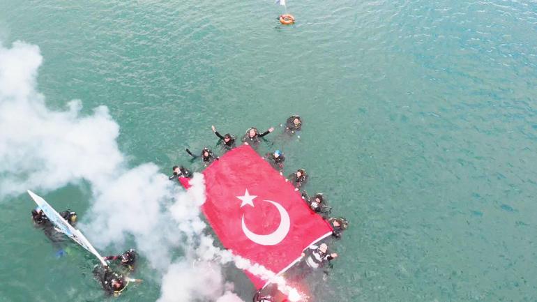 Kadıköyde denizde Atatürk Portresiyle Türk Bayrağı açtılar