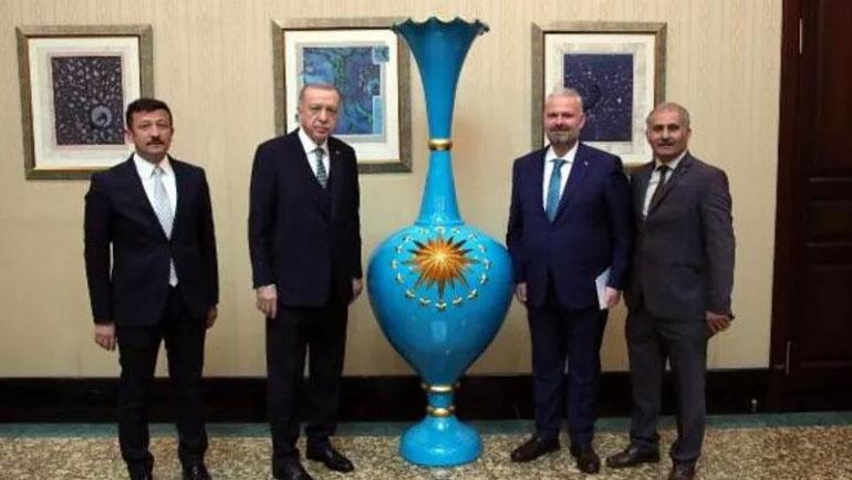 Cumhurbaşkanı Erdoğana 2,5 metre boyunda vazo hediye edildi