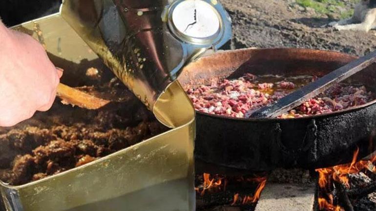 Rizenin meşhur lezzetini pişirip Türkiye’ye dağıtıyor