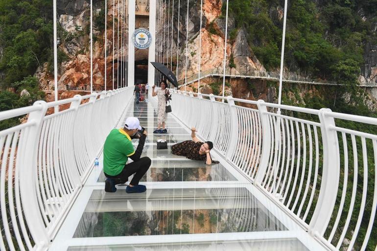 Üzerinden geçmek cesaret ister Dünyanın en uzun cam köprüsü