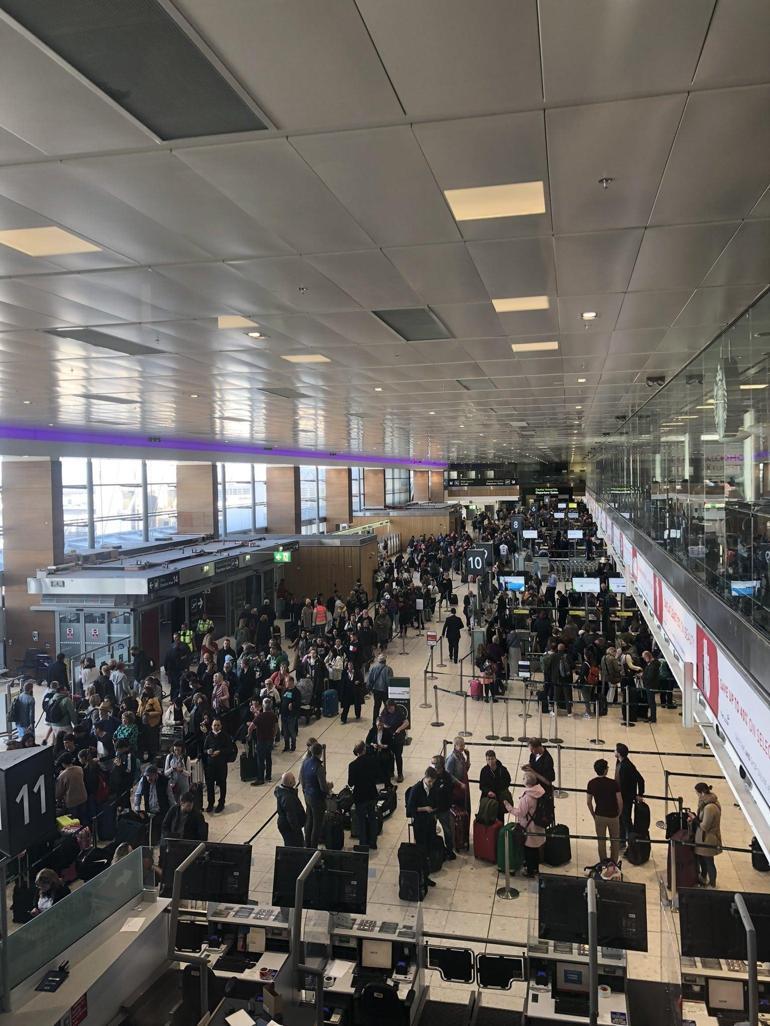 İngilterede havaalanlarında yoğunluk yaşanıyor: Uçuşlar iptal