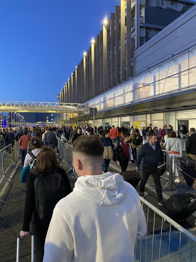 İngilterede havaalanlarında yoğunluk yaşanıyor: Uçuşlar iptal