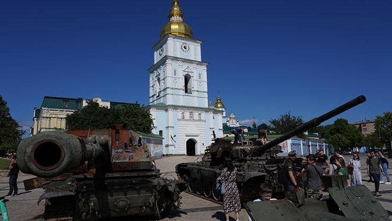 Kiev’de Rus ordusunun ele geçirilen askeri teçhizatları sergilendi