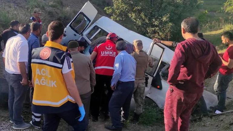 Siirtte feci kaza İşçileri taşıyan minibüs uçuruma yuvarlandı: Ölü ve yaralılar  var