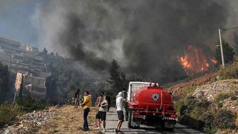Yunanistanda yangın alarmı Yüzlerce kişi tahliye edildi