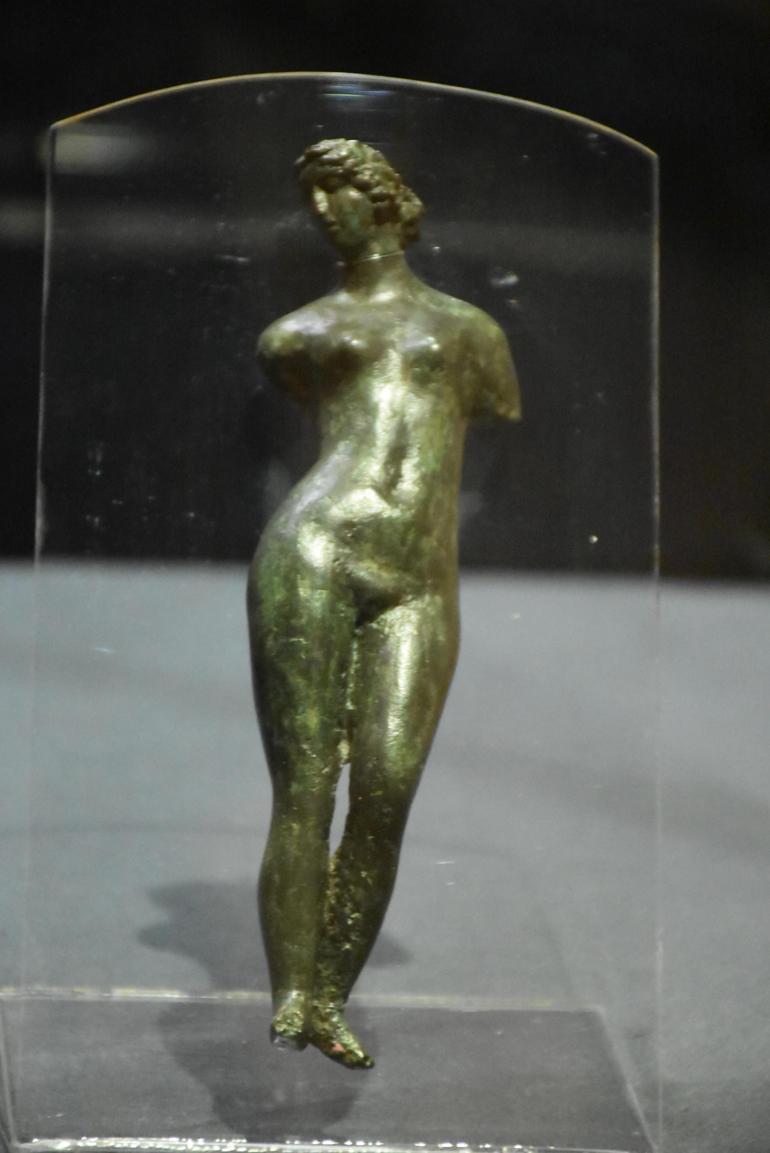 Biri 2 bin 500 diğeri 2 bin yıllık Afrodit heykelcikleri, ilk kez sergilendi