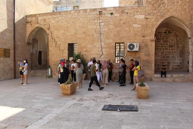 Tarihi kent Mardin, sıcak havaya rağmen turist ağırlamaya devam ediyor