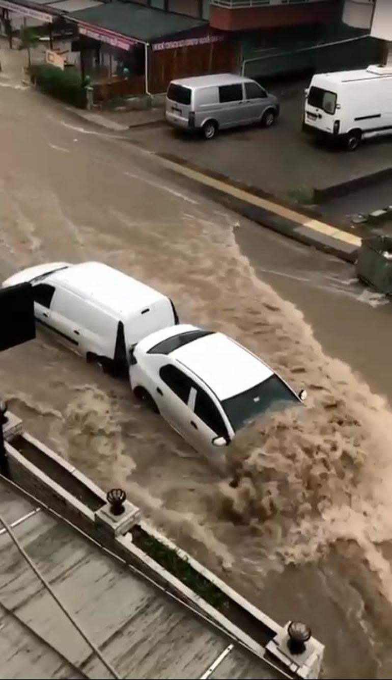 Ankarada şiddetli yağmur; yollar göle döndü, evleri su bastı