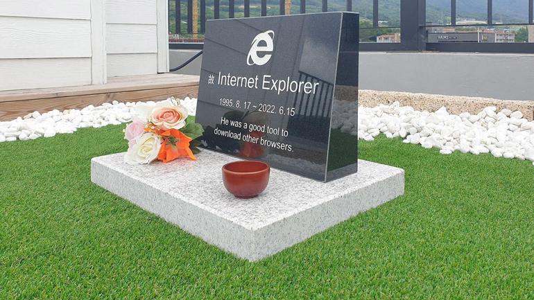 Internet Explorer için mezar taşı yaptırdılar