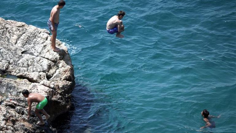 Antalyada okullar kapanınca gençler sahilleri doldurdu