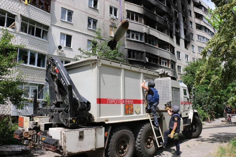 Harkovda 9 katlı binanın çatısındaki bomba vinçle çıkarıldı