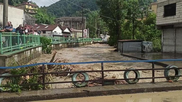 Zonguldak’ta şiddetli sağanak sonrası dere taştı