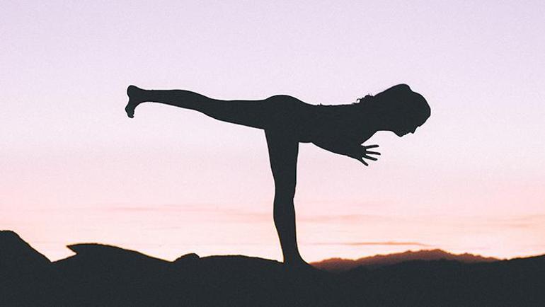 Yoga, vücudunuzdaki canlılığı korumanın yanı sıra formda tutmanıza yardımcı olur. Sizi sağlıklı beslenmeye motive eder ve vücudun metabolik sistemini geliştirir.