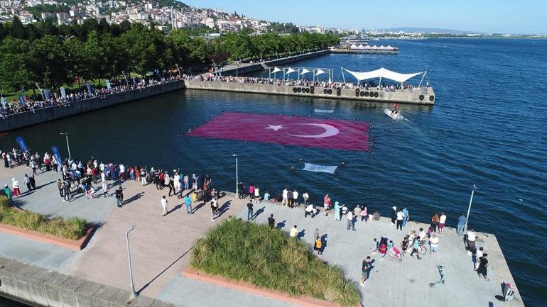 600 metrekarelik Türk bayrağı ile denizde açılan en büyük bayrak rekoru kırdılar