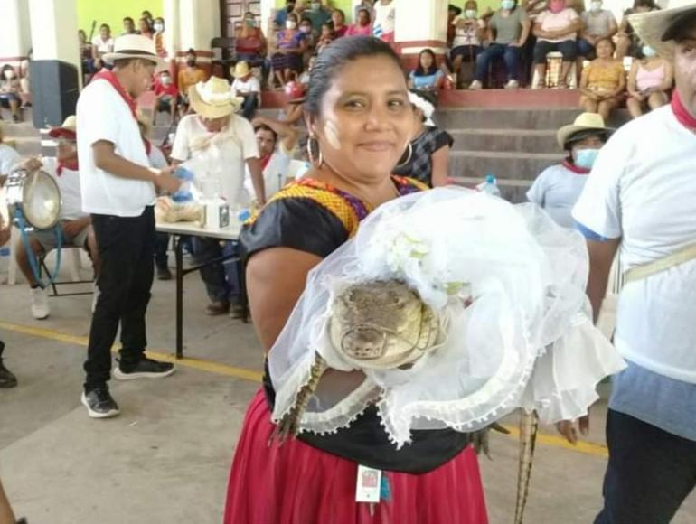 Meksikalı belediye başkanı timsahla evlendi