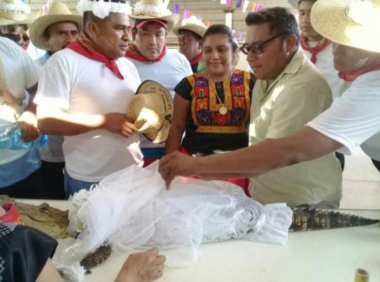 Meksikalı belediye başkanı timsahla evlendi