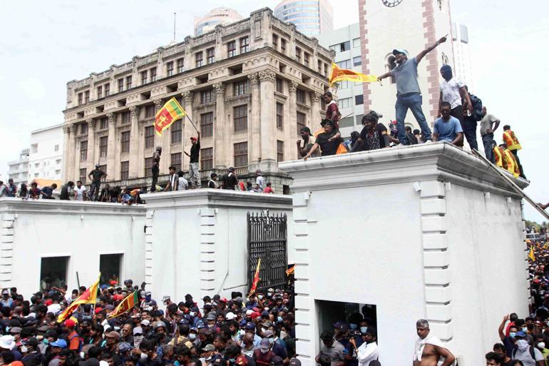 Sri Lankada göstericiler başkanlık sarayını bastı