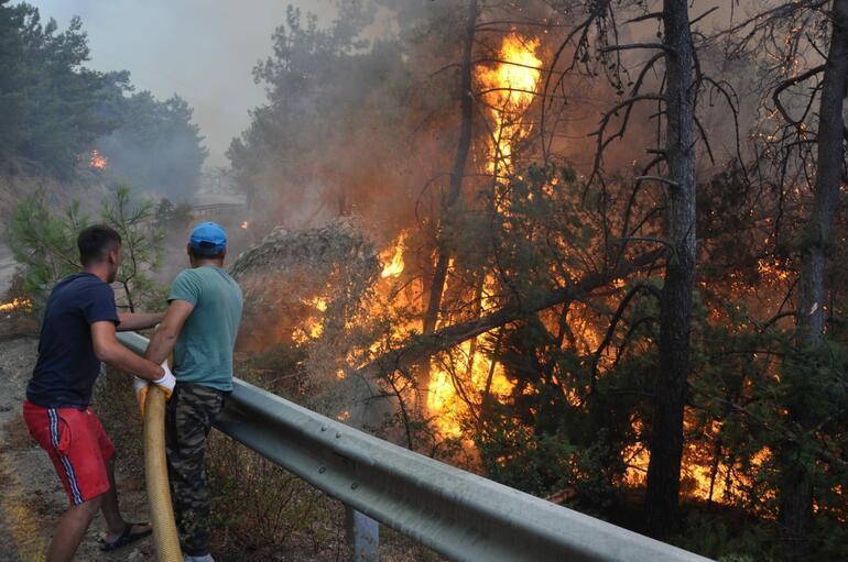 Datça ve Çeşmede orman yangını Tatilcilerin dönüşlerine izin verilmiyor