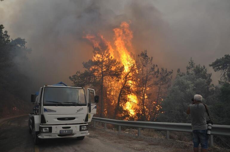 Datça ve Çeşmede orman yangını Can yakan görüntüler...