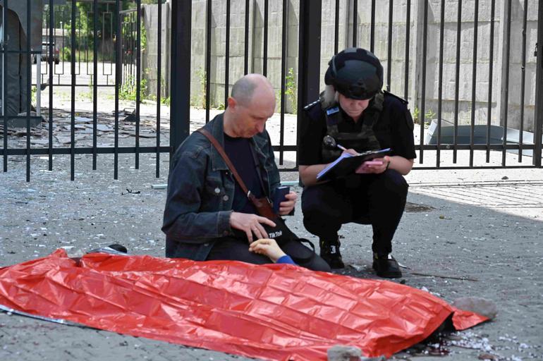 Rus bombardımanında ölen çocuğunun elini bırakmadı