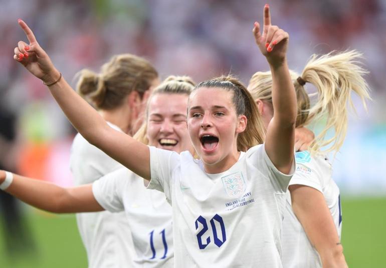 2022 Avrupa Kadınlar Futbol Şampiyonasında kupa İngilterenin