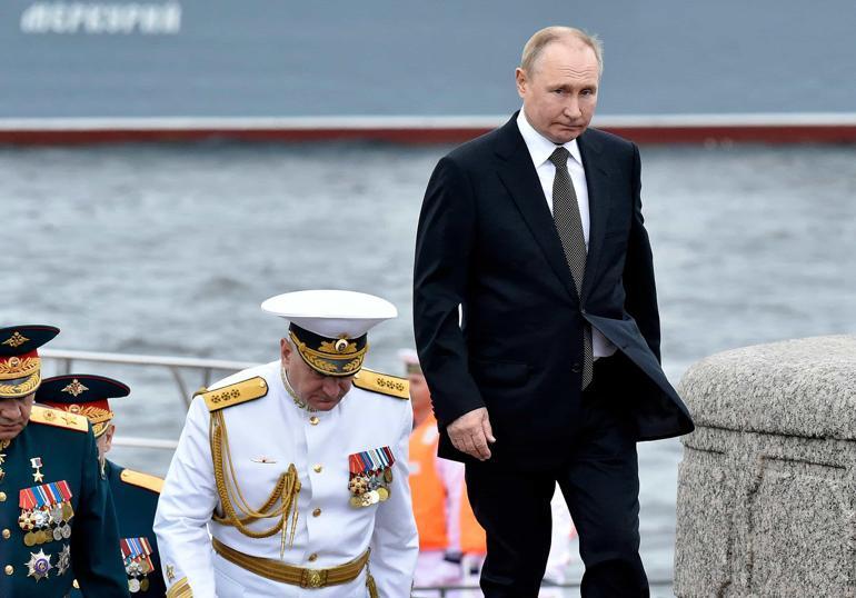 Yeni görüntüleri olay yarattı Putin, sağ kolunu kullanamıyor