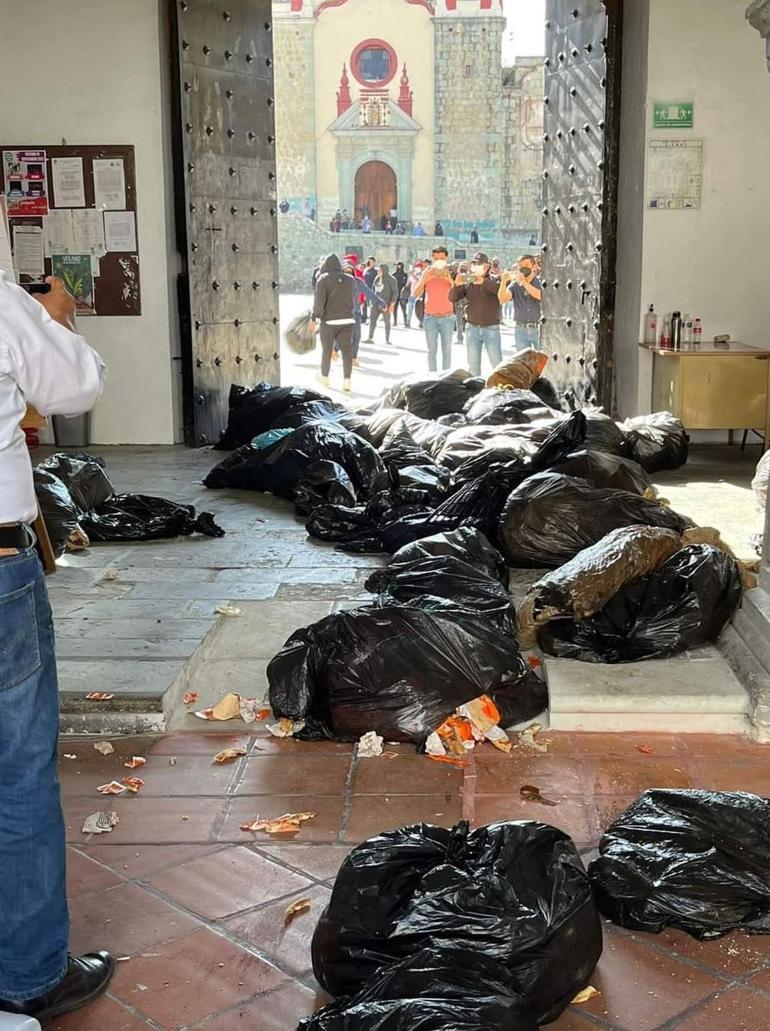 Meksikada temizlik işçileri belediye binasını çöple doldurdu