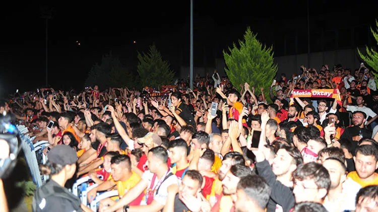 Galatasaray taraftarı sabaha kadar Mertens ve Torreirayı bekledi
