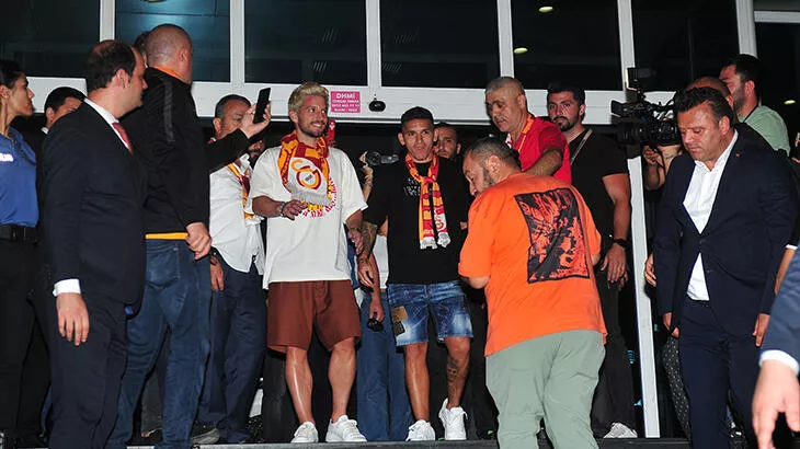 Galatasaray taraftarı sabaha kadar Mertens ve Torreirayı bekledi