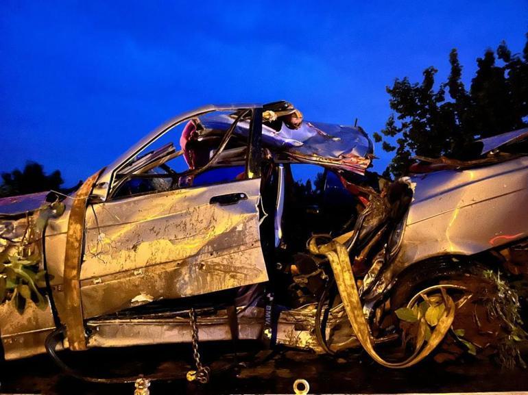 Feci kaza Parçalanan otomobilde 2 genç öldü, 2 kişi yaralandı