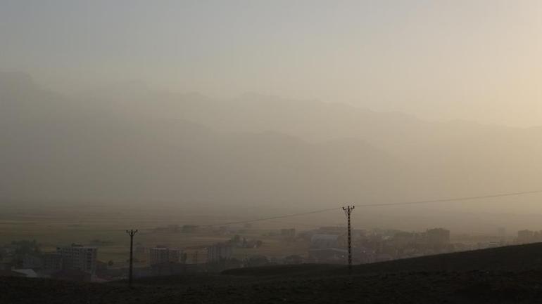Yüksekova’da dağlar toz bulutunda kayboldu