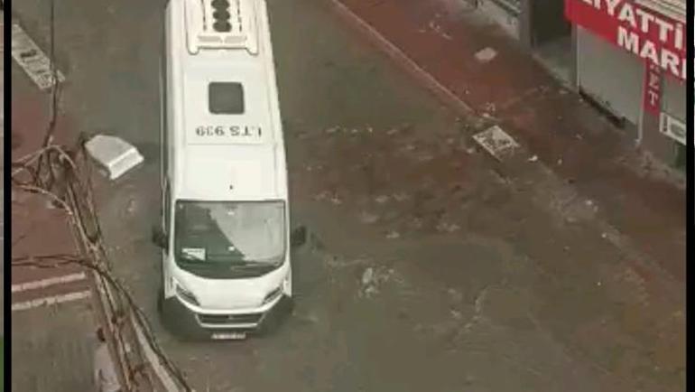 İstanbul ve Ankarada yağmur alarmı Caddeler su altında Meteorolojiden turuncu kodlu uyarı