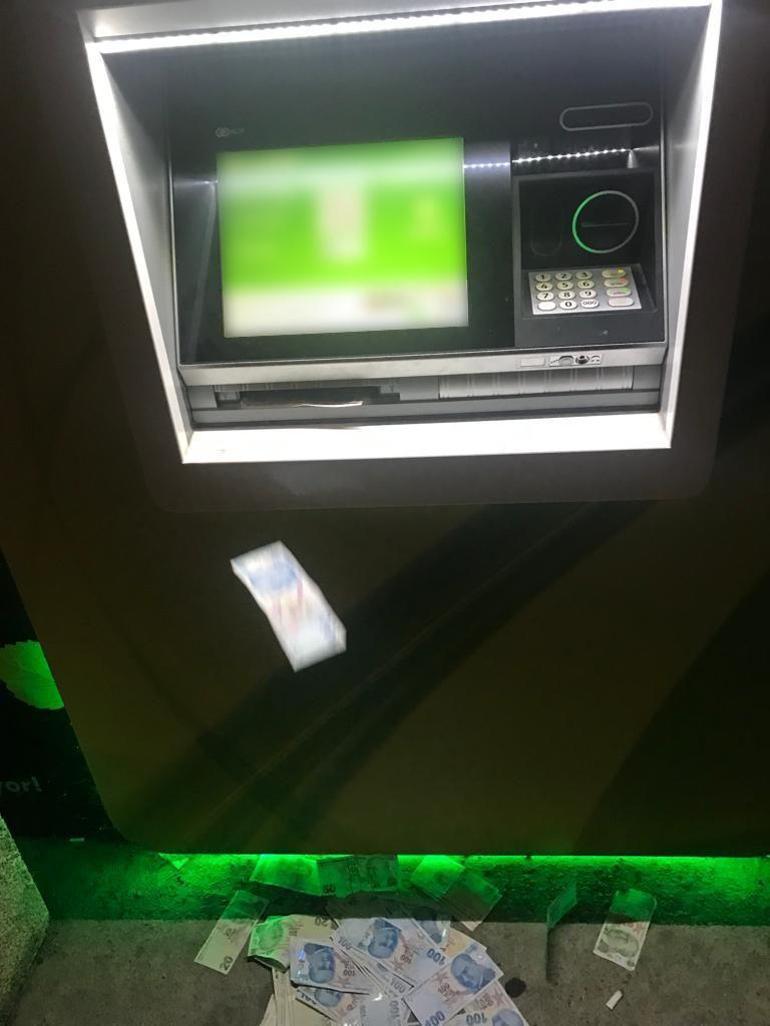 Şaşkın vatandaş ATM, paraları yola saçtı
