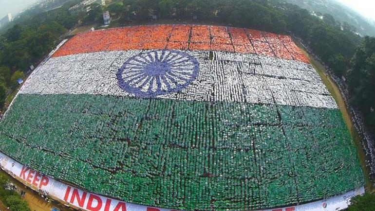 Hindistanda insanların oluşturduğu dev bayrak, Guinness rekoru kırdı