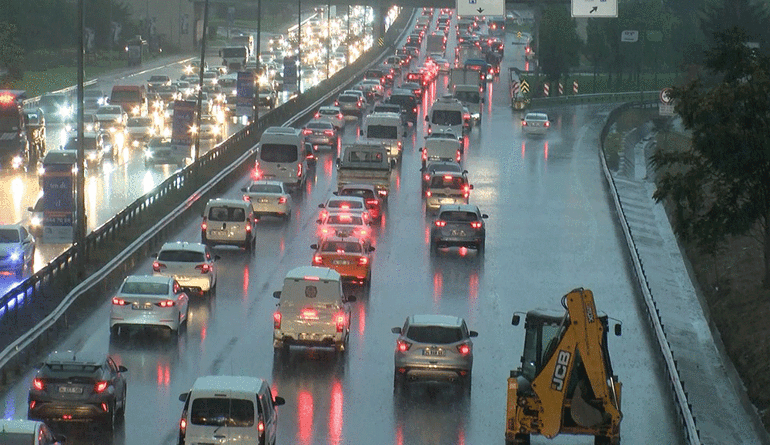 İstanbulda beklenen yağış başladı, AFADdan yeni uyarı geldi: Tehlike büyüyor