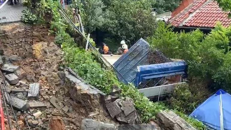 İstanbulda sağanak yağış nedeniyle istinat duvarı çöktü: 1 kişi göçük altında kaldı