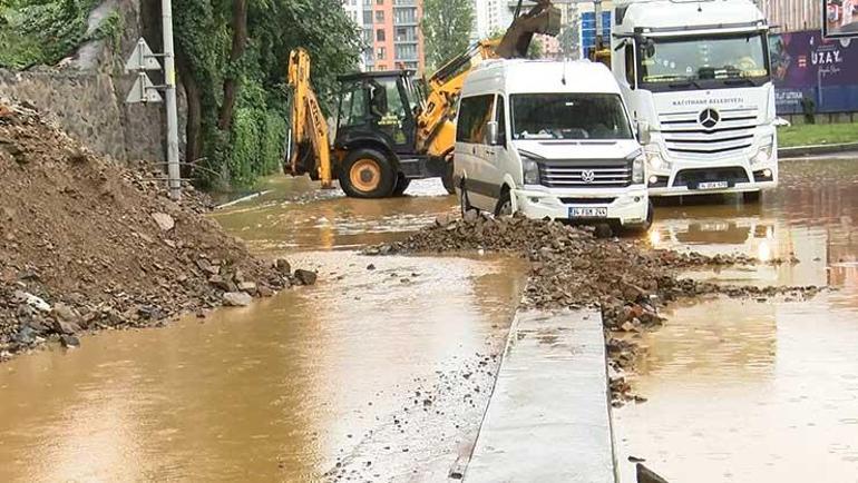 İstanbulda sağanak yağış Yol çöktü, toprak kaydı