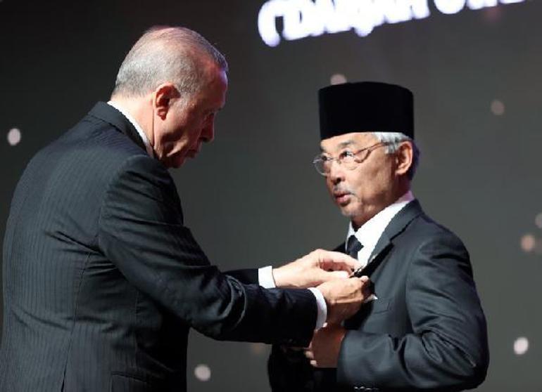 Cumhurbaşkanı Erdoğandan Malezya Kralına devlet nişanı