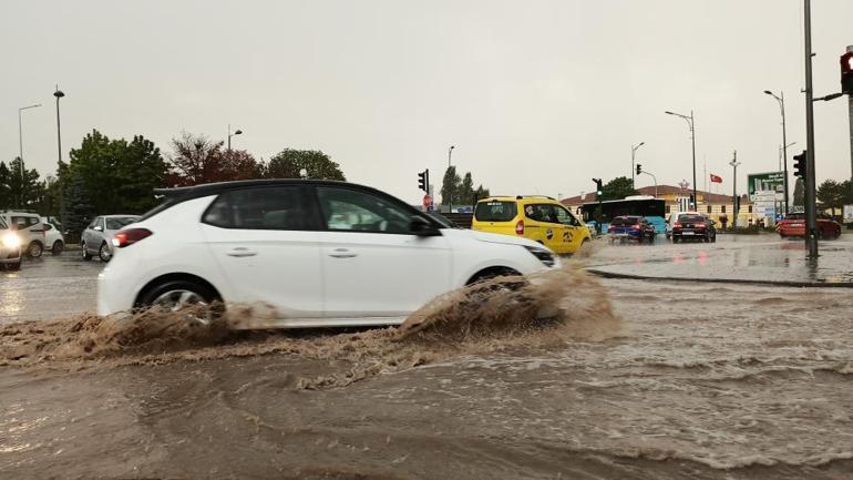 Kuvvetli sağanak sonrası sürücüler trafikte güçlükle ilerledi