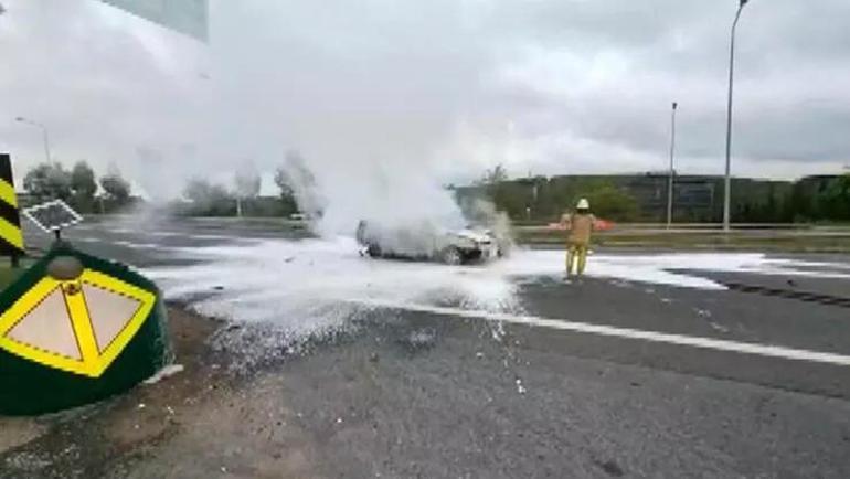 Kağıthanede TEM Otoyolunda araç yandı, trafik olumsuz etkilendi