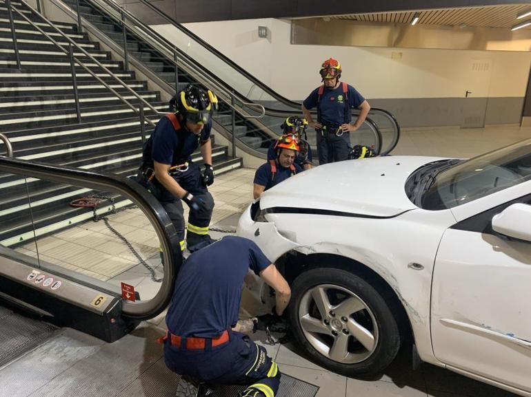 İspanyada ilginç olay Metro istasyonunun merdivenlerine sıkıştı