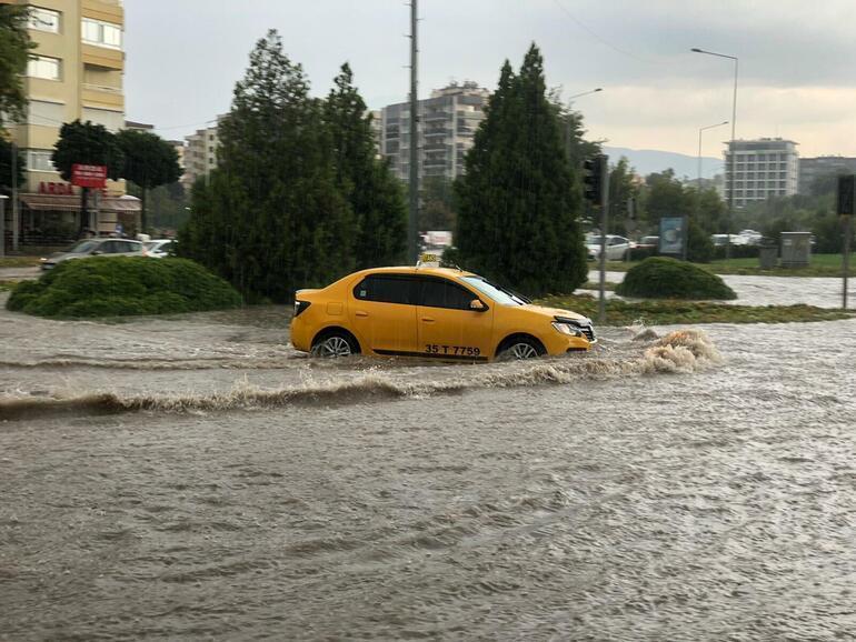 İzmirde sağanak sonrası yollar göle döndü