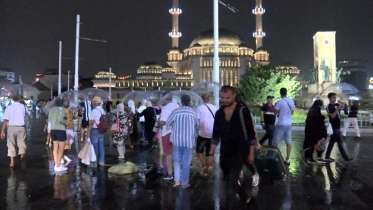Aniden bastıran sağanak yağış Taksim’de vatandaşlara zor anlar yaşattı